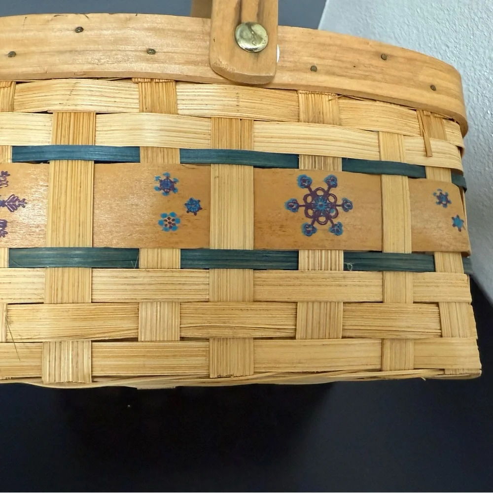 Vintage‎ and Woven Basket with floral pattern excellent condition, beautiful